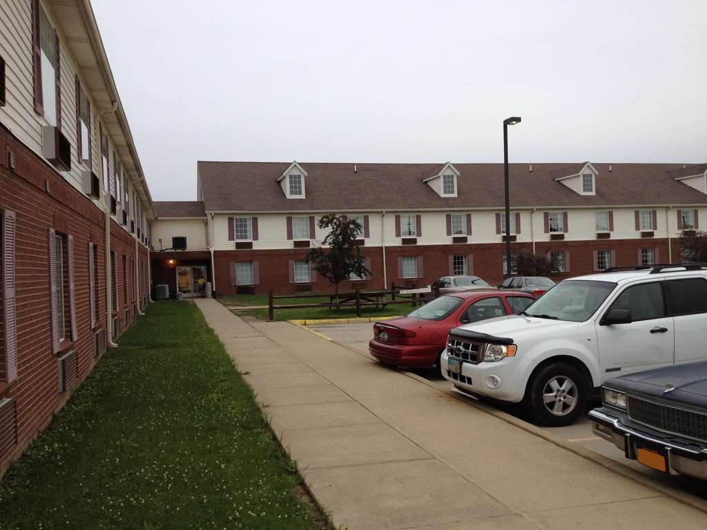 Country Hearth Inn & Suites Willard Экстерьер фото