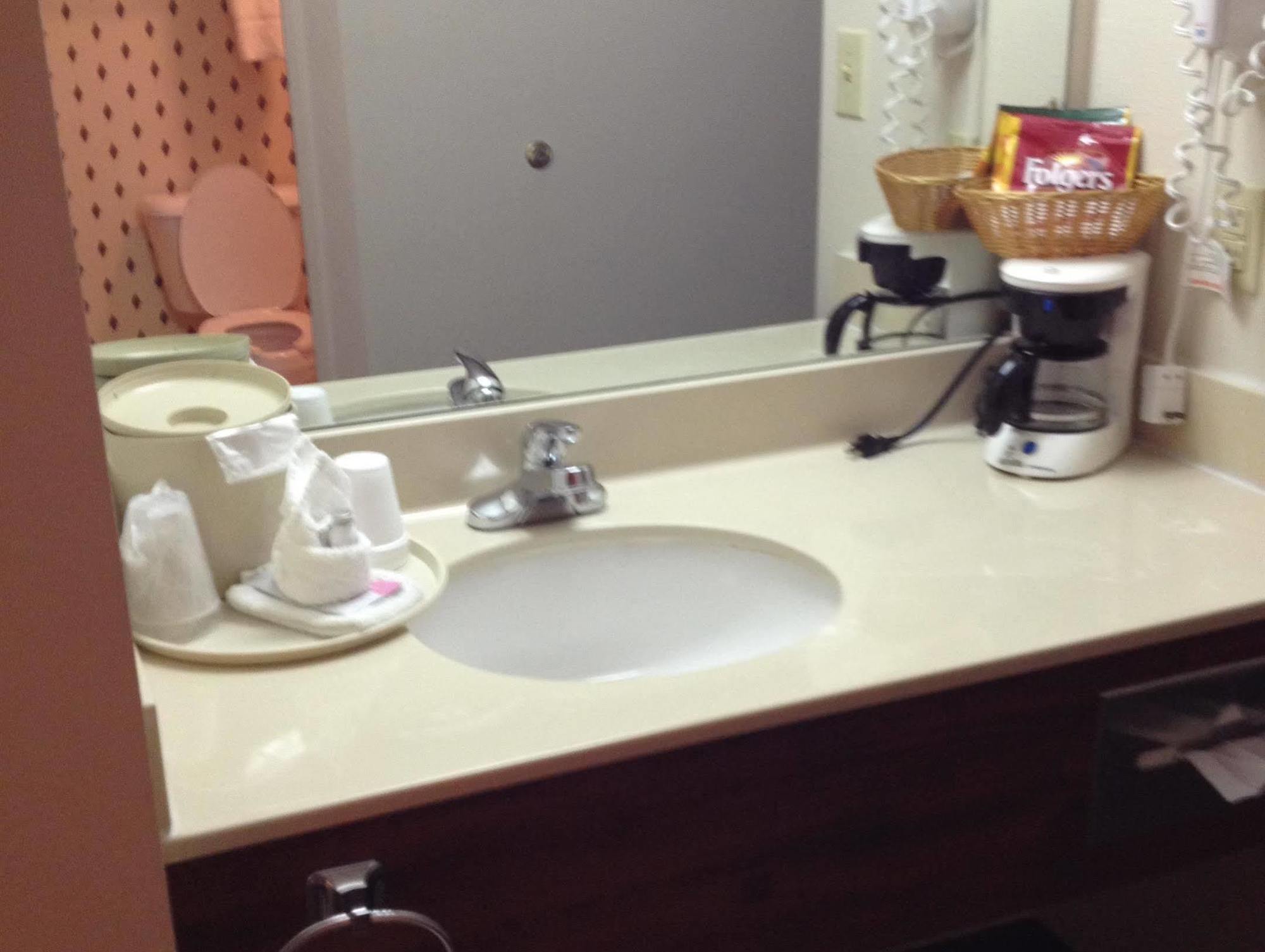 Country Hearth Inn & Suites Willard Экстерьер фото